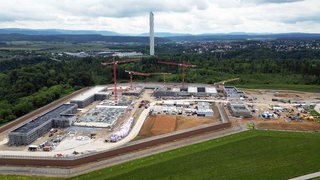 Die Baustelle der neuen JVA und im Hintergrund der Rottweiler Testturm. 