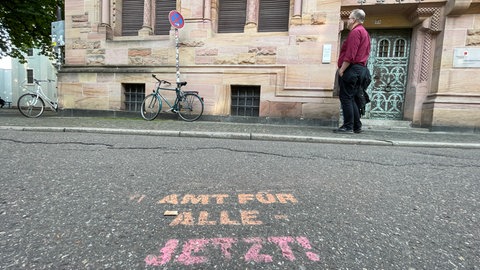 "Amt für alle": Dieser Slogan wurde auf die Straße vor dem Erzbischöflichen Ordinariat gesprayt.
