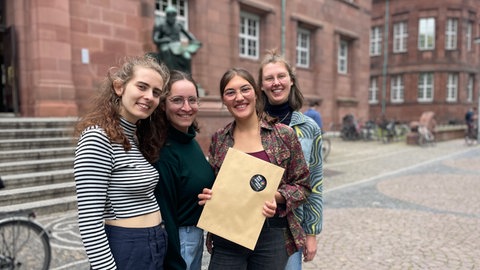 Diese jungen Frauen studieren Theologie und wollen katholische Priesterinnen werden: Ihre Bewerbungen liegen bei Weihbischof Würtz. Er leitet das Priesterseminar in Freiburg.