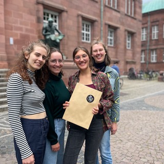 Diese jungen Frauen studieren Theologie und wollen katholische Priesterinnen werden: Ihre Bewerbungen liegen bei Weihbischof Würtz. Er leitet das Priesterseminar in Freiburg.