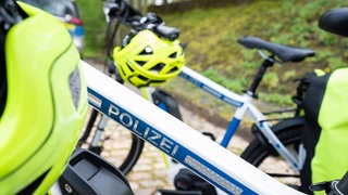 Zwei Polizeifahrräder stehen auf der Straße. Die sechsköpfige Fahrradgruppe der Verkehrspolizei hat am 1. Mai in Freiburg gestartet.