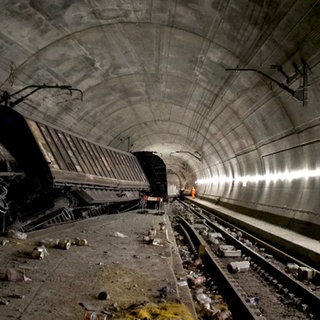 In einer Röhre des Gotthard-Tunnels ist ein Güterzug verunglückt. 