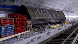 In einer Röhre des Gotthard-Tunnels ist ein Güterzug verunglückt.