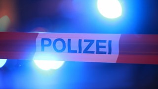 Ein Absperrband mit der Aufschrift "Polizei" (Symbolbild).