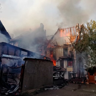 Vom Brand in der Villinger Innenstadt sind mehrere Häuser betroffen. Manche sind teilweise eingestürzt.