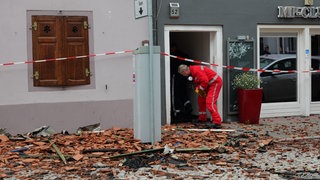 Nach dem Großbrand in der Villinger Innenstadt bleibt eine Frage noch unbeantwortet: Wie konnte das Feuer ausbrechen? Kriminaltechniker betreten eines der beschädigten Häuser.