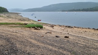 Die Uferbereiche des Schluchsees sind zu riesen Sand- und Steinbänken geworden. Der See hat zu wenig Wasser. 