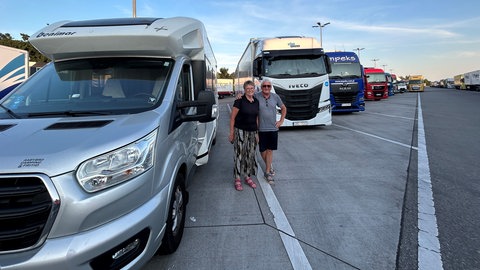 Dänen auf dem Lkw-Parkplatz mit ihrem Wohnmobil