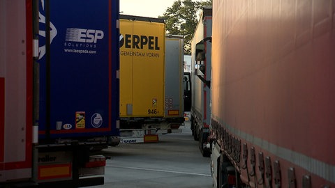 Lkw auf einem Rastplatz an der A5.