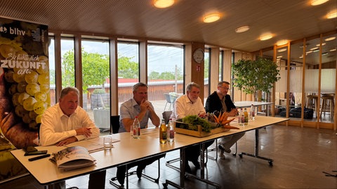 Präsident und Vizepräsidenten des BLHV bei einer Pressekonferenz.