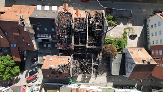 Ein Luftbild zeigt die fünf zerstörten Gebäude nach einem Brand in der Villinger Altstadt.