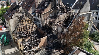 Ein Luftbild zeigt die fünf zerstörten Gebäude nach einem Brand in der Villinger Altstadt.