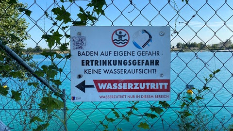 Auf einem Schild am Baggersee in Wyhl heißt es: "Baden auf eigene Gefahr - Ertrinkungsgefahr". Baden ist nur in einem bestimmten Bereich erlaubt.