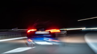 Das Landgericht Freiburg verhandelt einen tödlichen Raserunfall auf der A5. (Symbolbild)