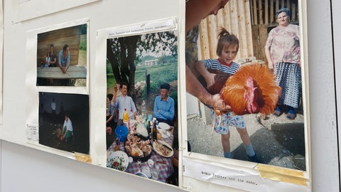 Details aus der Ausstellung "Unsere Sicht - 12 Frauen aus Srebrenica" im Foyer des SWR Studio Freiburg.