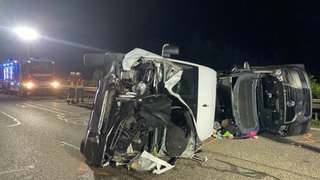 Acht Verletzte nach Unfall auf A5 bei Freiburg: Ein Transporter ist auf einen Van aufgefahren, beide Fahrzeuge liegen zerbeult auf der Seite. 