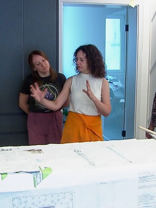 Eine Ärztin begutachtet mit zwei anderen Personen die Baupläne für ihre neue Praxis in Oberschopfheim