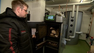 Eine Heizungsanlage mit Holz.