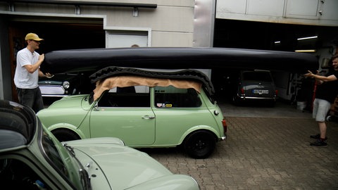 Ein Kanu auf den Mini schnallen: Vor der Hobby-Werkstatt in Offenburg hilft Matses Bruder Leonard mit, das Auto für die Fahrt an den See umzurüsten.