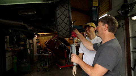 Matse und sein Vater Johannes schrauben in der Hobby-Werkstatt in Offenburg an einem alten Mini. Der Vater hat seine Leidenschaft für das Auto an den Sohn weitergegeben.