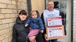Hilfspakete wurden an Flüchtlinge durch die Caritas Ukraine verteilt. Caritas International mit Sitz in Freiburg hat seinen Jahresbericht für 2024 vorgelegt. (Archivbild)