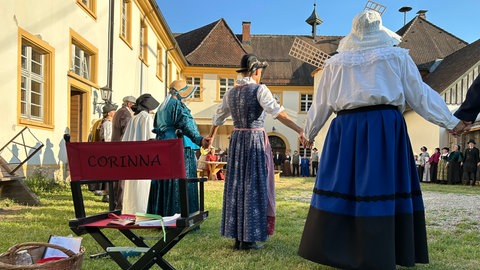 Der Theaterverein "Zeitschleuse": In Riedern am Wald spielt ein großes Freilufttheater.
