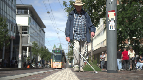 Mann mit Blindenstock in Freiburg