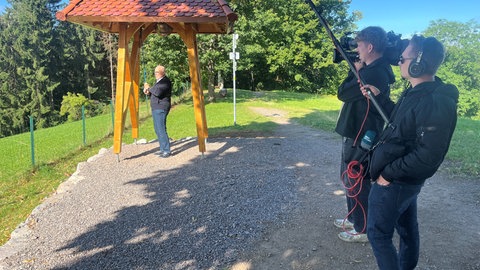 Ein Mann läutet die Friedensglocke vom Lindenberg in St.Peter. 