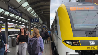 Bahnsteig in Freiburg mit Regionalzug