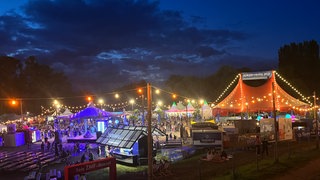 Beleuchtete Zelte des Zelt-Musik-Festivals in Freiburg bei Nacht