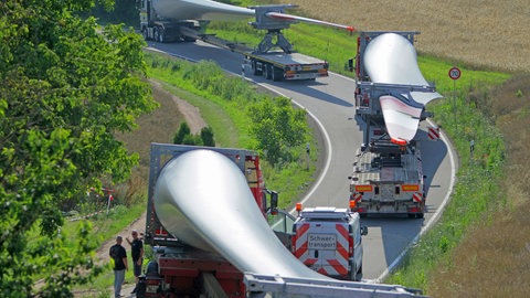 Großtransporte mit Windradflügeln sind eine Herausforderung. Schwierig wird es im Hochschwarzwald mit den vielen Kurven. (Symbolbild)