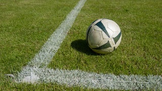 Linien und ein Fußball auf einem Fußballplatz.
