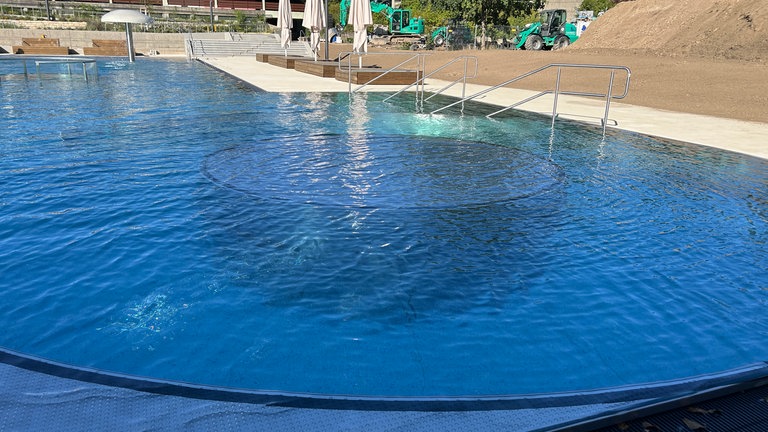 Ein Strömungskanal in einem Teil des Außenbeckens im Freiburger Westbad.
