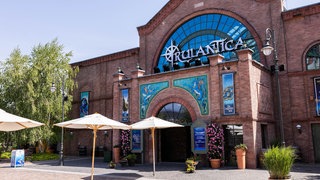 Der Schriftzug "Rulantica" ist über dem Eingang des gleichnamigen Spaßbads des Europa-Parks zu sehen. Ein mutmaßlicher Täter hatte ein sechsjähriges Mädchen am Wochenende (09.10.08.2025) aus dem Freizeitbad gelockt und sexuell missbraucht.