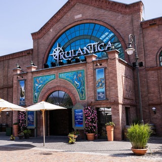 Der Schriftzug "Rulantica" ist über dem Eingang des gleichnamigen Spaßbads des Europa-Parks zu sehen. Ein mutmaßlicher Täter hatte ein sechsjähriges Mädchen am Wochenende (09.10.08.2025) aus dem Freizeitbad gelockt und sexuell missbraucht.