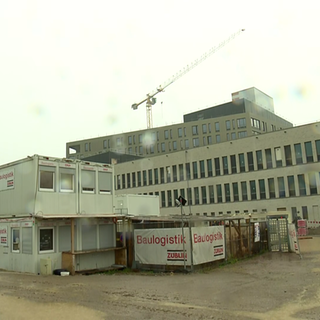 Die Baustelle des neuen Klinikums in Lörrach im Regen. 