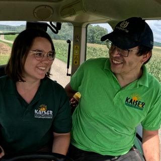 Biobäuerin Johanna Kaiser und ihr Mann Niklas aus Stühlingen im Kreis Waldshut fahren raus aufs Feld.