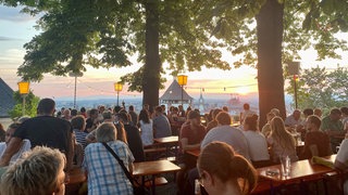 Ein Klassiker: Der Kastaniengarten auf dem Schlossberg. Hier lässt sich wunderbar die Sonne dabei beobachten, wie sie über den Vogesen untergeht. Im Vordergrund: Münster, Schwabentor und Herz-Jesu-Kirche, hinten dran der Kaiserstuhl.