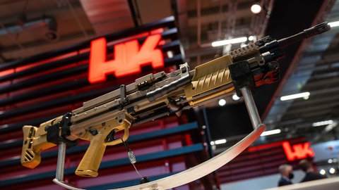 Ein Maschinengewehr MG4 aus dem Hause Heckler & Koch, ausgestellt auf einer Fachmesse