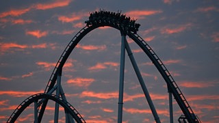 Die Silver Star Achterbahn im Europa-Park bei Sonnenuntergang. 