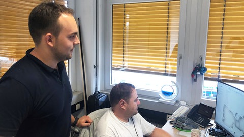 Viacheslav Gromov (links) entwickelt mit rund 30 Beschäftigten embedded KI für verschiedene Industriezweige, seit kurzem auchf für Verteidigungstechnik.