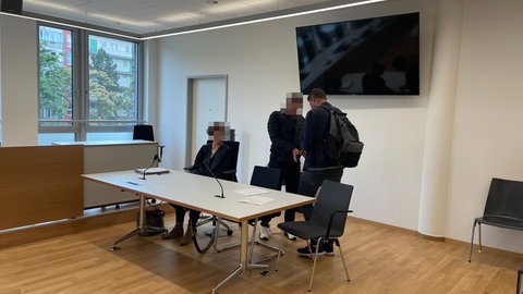 56-Jähriger Brandstifter und seine Verteidung beim Sicherungsverfahren.