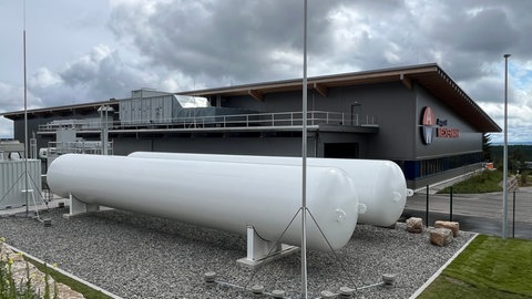 Wasserstofftanks und eine große Solaranlage machen eine Firma im Hochschwarzwald fast autark.