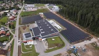 Ein Unternehmen im Hochschwarzwald hat eine 2,7 Megawatt Solaranlage installiert.