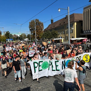 Mit Megafon und selbstgemalten Plakaten sind die Demonstrierenden durch die Freiburger Innenstadt gezogen.