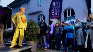Models präsentieren beim Fashion and Food-Festival in der Freiburger Konviktstraße aktuelle Modetrends. 