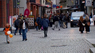 Menschen aus Schweiz kaufen immer öfter im grenznahen Deutschland und Frankreich ein.
