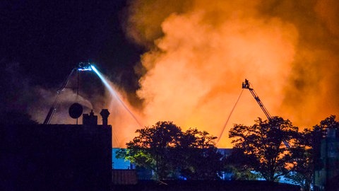 Löscharbeiten bei einem Großbrand in einem Industriegebiet in Freiburg