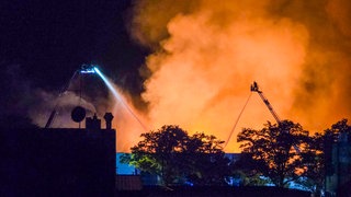 Löscharbeiten bei einem Großbrand in einem Industriegebiet in Freiburg
