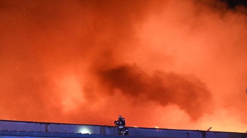 Hohe Flammen schlugen in der Nacht aus den Hallen im Freiburger Industriegebiet.